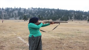 Mersin'de yörük kadınlar atıcılık şenliğinde yarıştı
