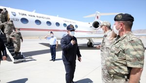 Milli Savunma Bakanı Akar, Genelkurmay Başkanı ve Kara Kuvvetleri Komutanı ile Irak sınırındaki birliklerde inceleme ve denetlemelerde bulunuyor.