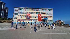 Öğretmenler öğrencileri olmadan İstiklal Marşı'nı okudu