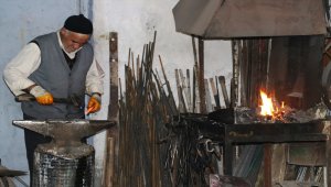 Ömrünü kızgın demire çekiç sallayarak geçiren demirci mesleğini yaşatmak istiyor