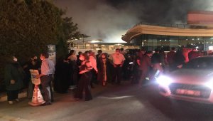 Otel bahçesindeki düğün töreni, havai fişekten çıkan yangının söndürülmesinin ardından devam etti