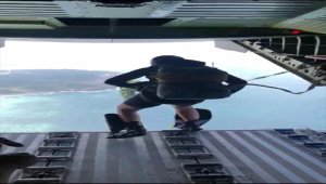 Paraşütlü Arama Kurtarma Timi'nde görev alacak sağlık sınıfı astsubaylar mezun oldu