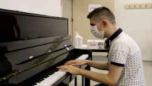 Piyanoya gönül gözüyle dokunan görme engelli müzisyen öğretmen olmak istiyor