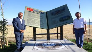 Prof. Dr. Dursun'un mezarından alınan toprak Van'da kaza yaptığı alana bırakıldı