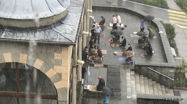 Rize'de cuma namazı yağmur altında kılındı
