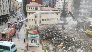 Rize'de dere yatağındaki iki katlı binanın yıkımı gerçekleştirildi
