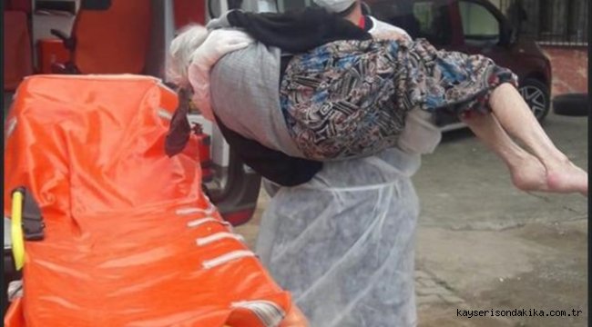 Rize'de sağlık çalışanı, Kovid-19 olan yaşlı kadını evine kadar kucağında taşıdı