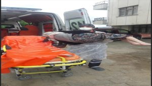 Rize'de sağlık çalışanı, Kovid-19 olan yaşlı kadını evine kadar kucağında taşıdı