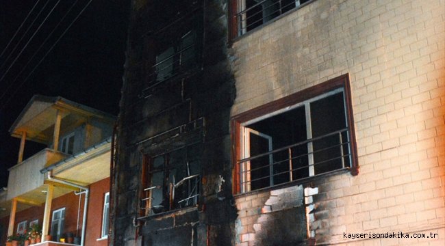 Sakarya'da 4 katlı binada çıkan yangın söndürüldü