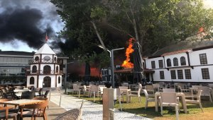 Sakarya'da marketin deposunda çıkan yangına müdahale ediliyor