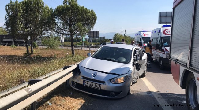 Sakarya'da otomobiller kavşakta çarpıştı: 5 yaralı