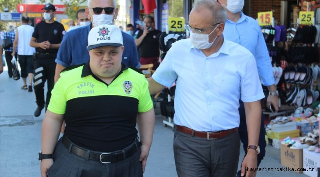 Sakarya'da polislerle denetime çıkan down sendromlu Ahmet'e sürpriz doğum günü kutlaması
