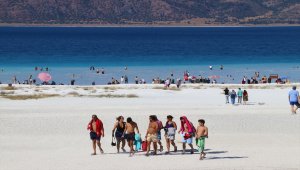 Salda Gölü'nde bayram tatili yoğunluğu yaşanıyor
