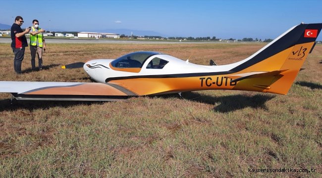 Samsun'da iniş takımları açılmayan eğitim uçağı havalimanındaki çim sahaya indi