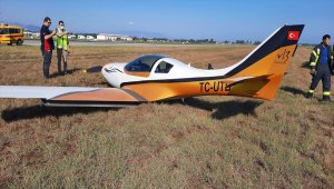 Samsun'da iniş takımları açılmayan eğitim uçağı havalimanındaki çim sahaya indi