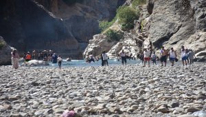 Sıcak havadan bunalan turistler Kahta Çayı'nda serinledi