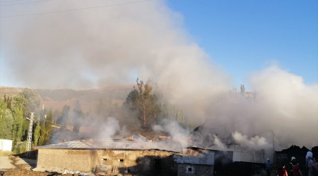 Sivas'ta çok sayıda samanlık ve ahır yandı