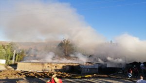 Sivas'ta çok sayıda samanlık ve ahır yandı