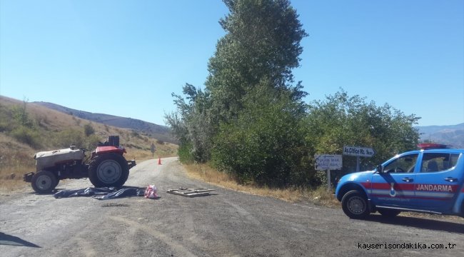 Sivas'ta devrilen traktörün altında kalan 2 kardeş öldü