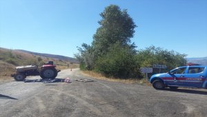 Sivas'ta devrilen traktörün altında kalan 2 kardeş öldü