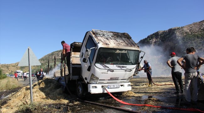 Sivas'ta saman yüklü kamyon yandı