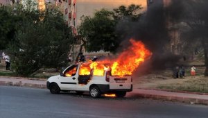 Sultangazi'de park halindeyken alev alan hafif ticari araç kullanılamaz hale geldi