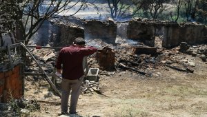 Tadilat yaptırdığı evi orman yangınında kül oldu