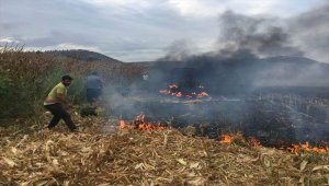 Tarlada ekim sırasında yanan traktör kullanılmaz hale geldi
