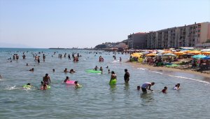 Tekirdağ'da sıcaktan bunalanlar sahillerde serinlemeye çalıştı