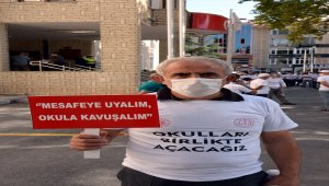 Tokat'ta öğretmenler "Okulları Birlikte Açacağız" yazılı tişörtler giyerek yürüdü 