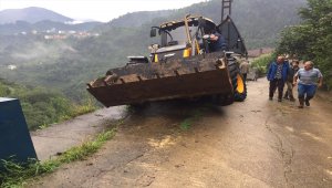 Trabzon'da sel ve heyelanların ardından yol açma çalışmaları devam ediyor
