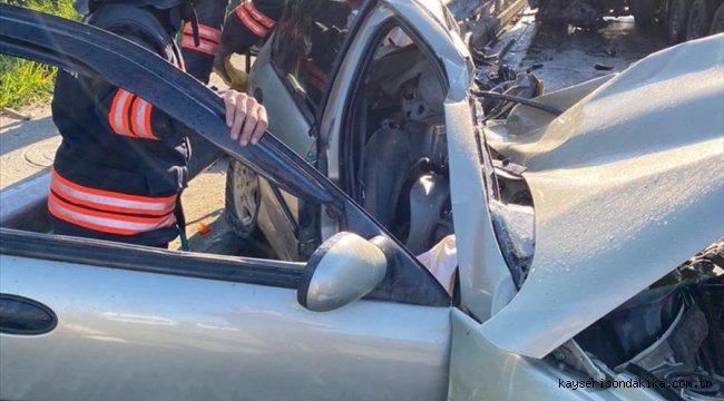 Trabzon'da tır refüjü aşarak otomobille çarpıştı: 1 ölü