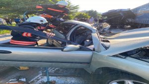 Trabzon'da tır refüjü aşarak otomobille çarpıştı: 1 ölü