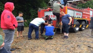 Trabzon'da yağış nedeniyle yolda mahsur kalan 21 kişi kurtarıldı