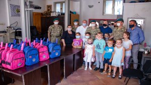 Türk askerinden Kosovalı çocuklara kırtasiye yardımı