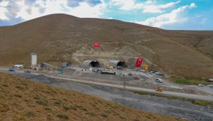 Ulaştırma ve Altyapı Bakanı Karaismailoğlu Van-Hakkari yolunda yapılan Güzeldere Tüneli'ni inceledi
