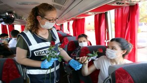Uşak'ta polis ekiplerinden maske takanlara gül