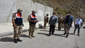 Vali Akbıyık, trafik denetiminde jandarma ve polislere tatlı ikram etti