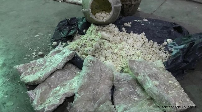 Van'da otlu peynir dolu bidonda 15 kilo eroin bulundu