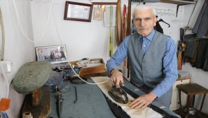 Yarım asrı aşkındır aynı dükkanda aynı dikiş makinesiyle terzilik yapıyor 