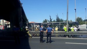 Zeytinburnu'nda metrobüste yangın