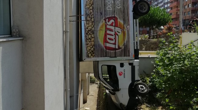 Zonguldak'ta apartman boşluğuna düşen kamyonetin sürücüsü yaralandı