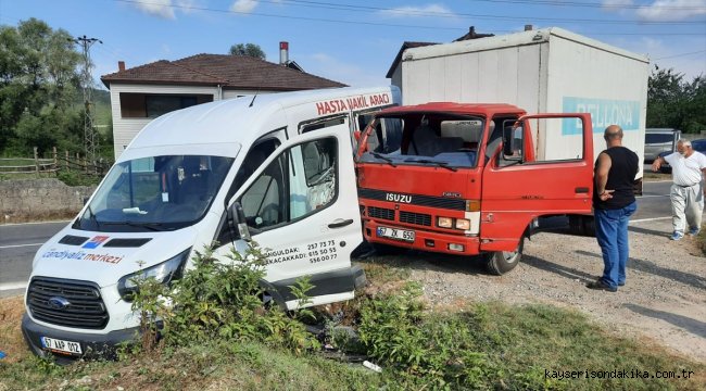 Zonguldak'ta minibüs ile kamyonet çarpıştı: 5 yaralı