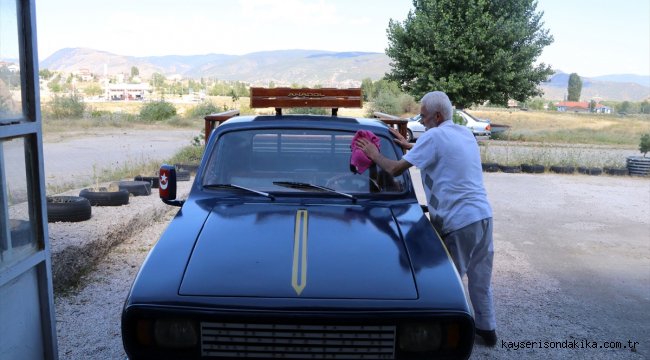 42 yıllık Anadol kamyonetin içini ceviz ağacıyla kapladı