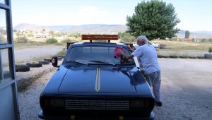 42 yıllık Anadol kamyonetin içini ceviz ağacıyla kapladı