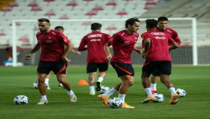 A Milli Futbol Takımı'nda Mert Hakan Yandaş aday kadrodan çıkarıldı