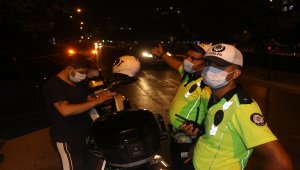 Adana'da polisten geri geri kaçmaya çalışan sürücü kaldırıma çıkınca yakalandı