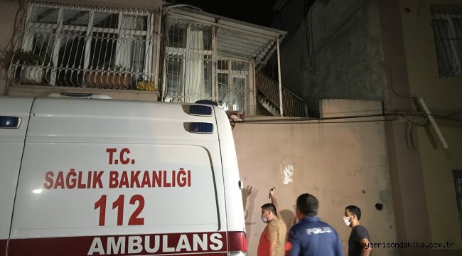 Adana'da polisten kaçmaya çalışan şüpheli damdan düşünce yakalandı
