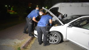 Adana'da polisten kaçmaya çalışan şüpheliler kovalamaca sonucu yakalandı
