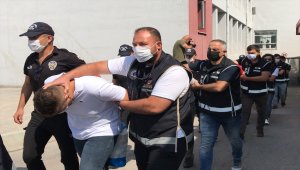 Adana&#39;daki organize suç örgütü operasyonunda yakalanan 25 zanlıdan 13&#39;ü tutuklandı